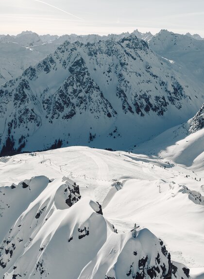 Verschneite Berglandschaft mit Blick über die Hänge und Gipfel von Gargellen an einem klaren Wintertag. | © Gargellner Bergbahnen GmbH & Co KG, Daniel Zangerl