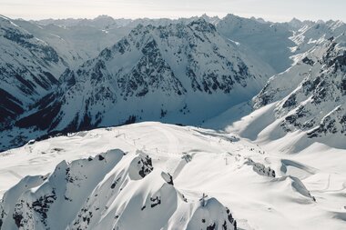 Panorama Gargellen | © Gargellner Bergbahnen GmbH & Co KG, Daniel Zangerl Verschneite Berglandschaft mit Blick über die Hänge und Gipfel von Gargellen an einem klaren Wintertag. | © Gargellner Bergbahnen GmbH & Co KG, Daniel Zangerl