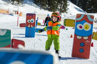Schischule Gargellen | © Schischule Gargellen ein kleiner Junge lernt Skifahren im Kinderland Gargellen. | © Schischule Gargellen